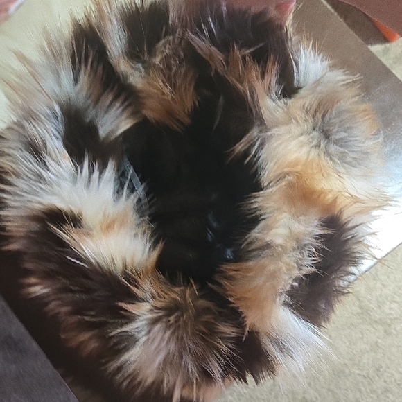 Women Luxurious Faux Fur Hat - Picture 3 of 6